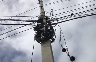 Secretaria notifica Equatorial para promover ordenamento de cabos em postes de Maceió