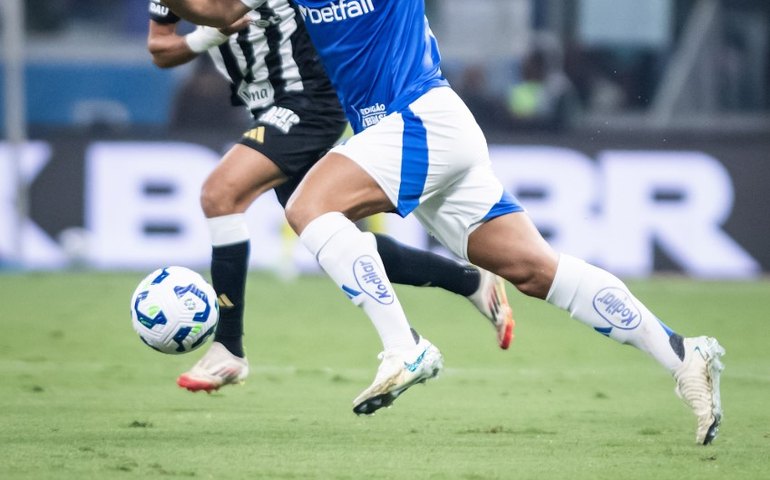 Cruzeiro para no travessão e empata clássico com o Atlético-MG no Brasileirão