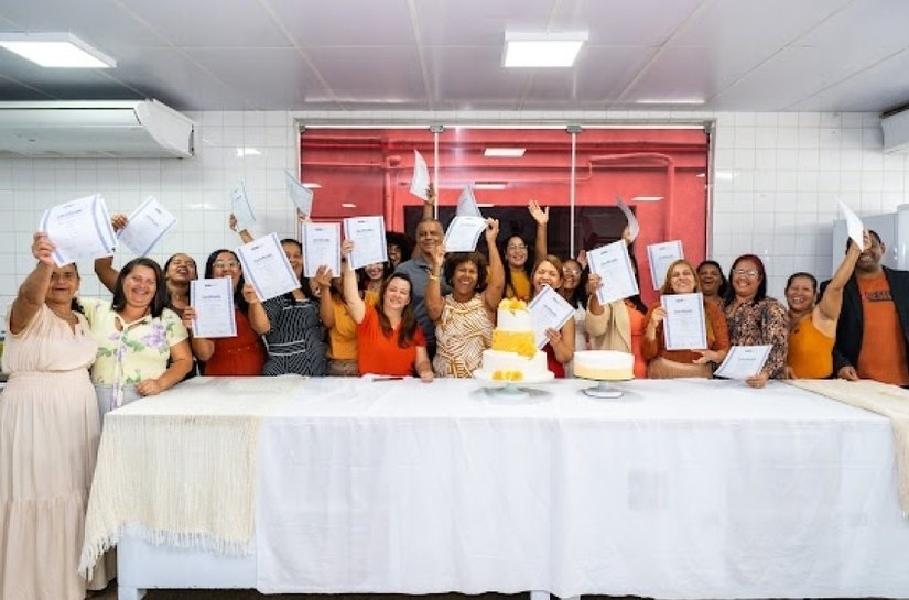 Alunos do Acessuas celebram encerramento de curso de confeitaria