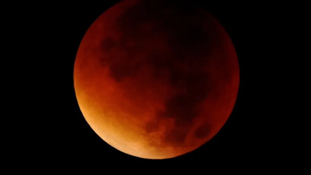 Eclipse lunar em Peixes: fenômeno pede limpeza energética para se libertar do que não serve mais