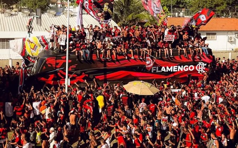 'AeroFla' reúne multidão e termina em confusão antes de viagem do Flamengo a Lima
