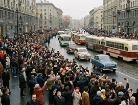 Mais de 180 mil visitantes 'voltam no tempo' em desfile de transporte retrô em Moscou