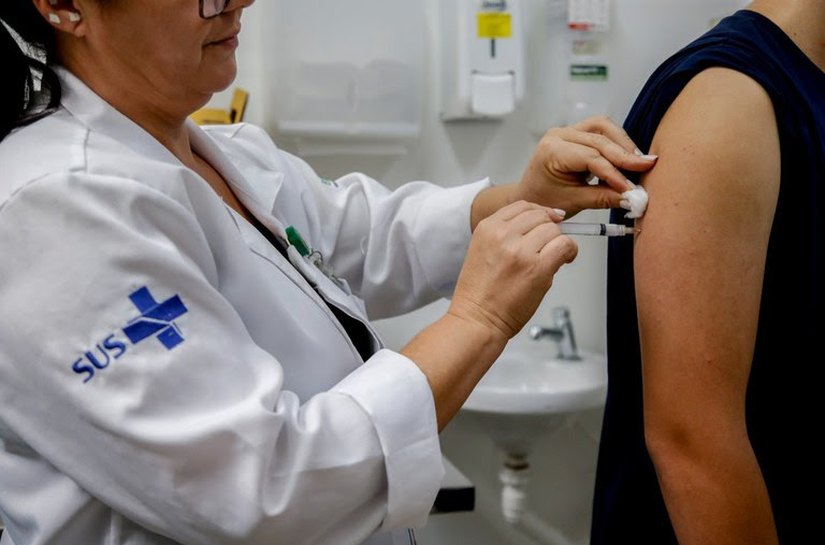 Alagoas recebe 12,4 mil doses do primeiro lote da vacina contra o vírus sincicial respiratório para proteger gestantes e recém-nascidos