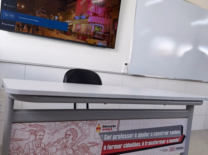 Prefeitura de Penedo padroniza salas de aula com climatização, LED, TV de 55 polegadas e novo mobiliário