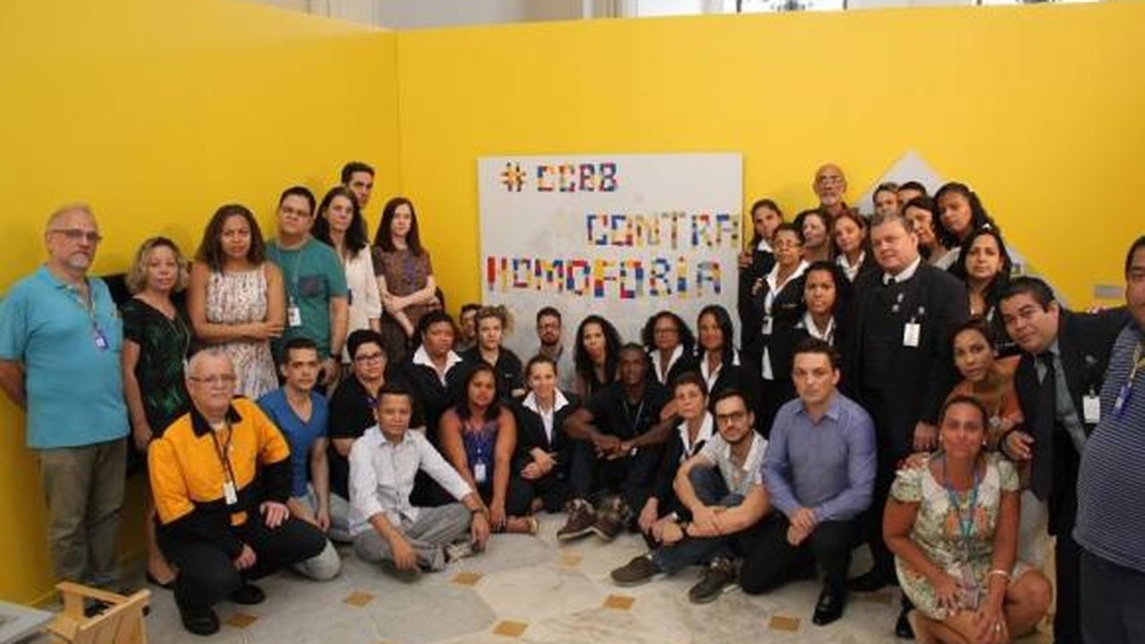 Casal de lésbicas denuncia homofobia no CCBB Rio; instituição afasta funcionária