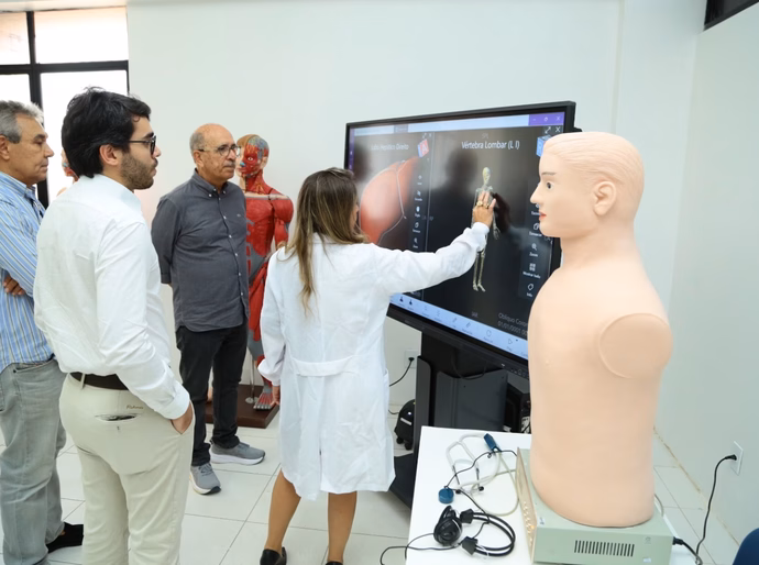 Prefeito Ronaldo Lopes visita instalações da faculdade de medicina de Penedo