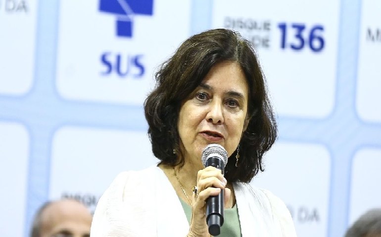 Imunização contra covid entrará no calendário regular de vacinação, diz ministra