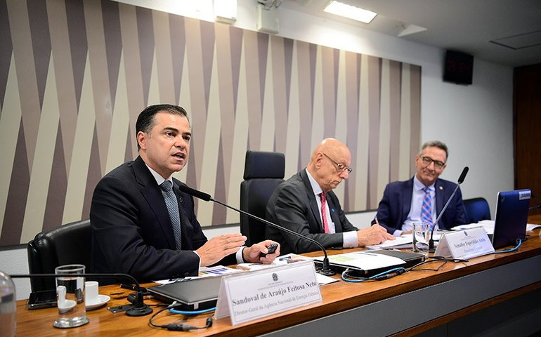 Sem nova lei, conta de energia subirá, diz diretor da Aneel a comissão