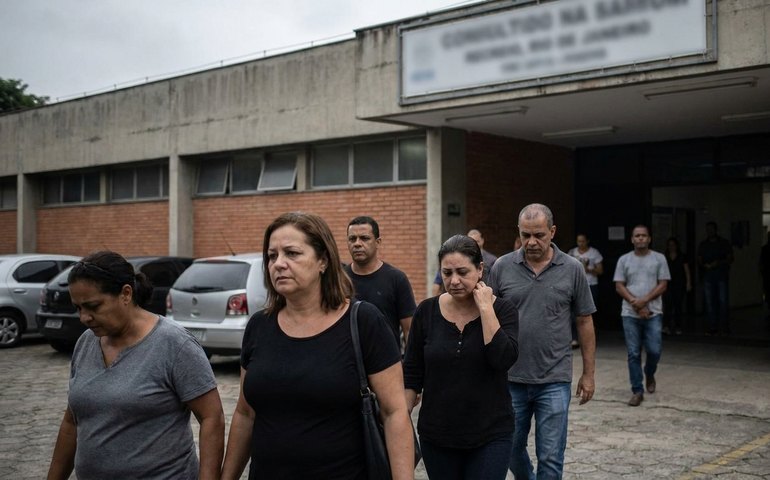 Parentes de vítimas de colisão entre helicópteros no Recreio vão ao IML para liberar corpos