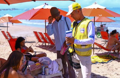 Ronda no Bairro comemora Dia Mundial do Turista com panfletagem na orla de Maceió