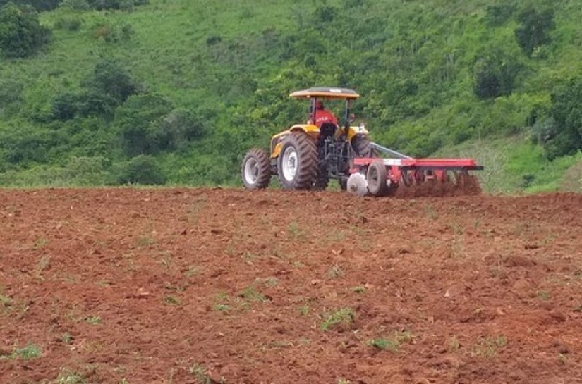 Prefeita Tia Júlia autoriza edição 2025 do Programa Terra Arada em Palmeira dos Índios