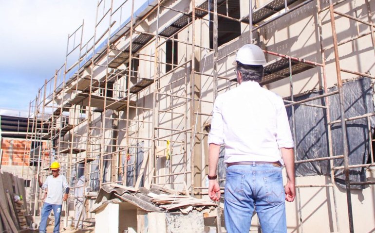 Secretário de Educação vistoria obra da escola Lenilton Alves