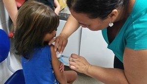 Ministério prioriza vacinação contra dengue para pessoas entre 6 e 16 anos