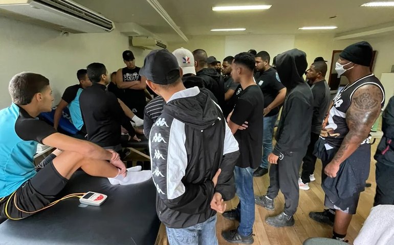 Torcida do Botafogo invade CT para ‘cobrar’ melhor rendimento no Brasileirão