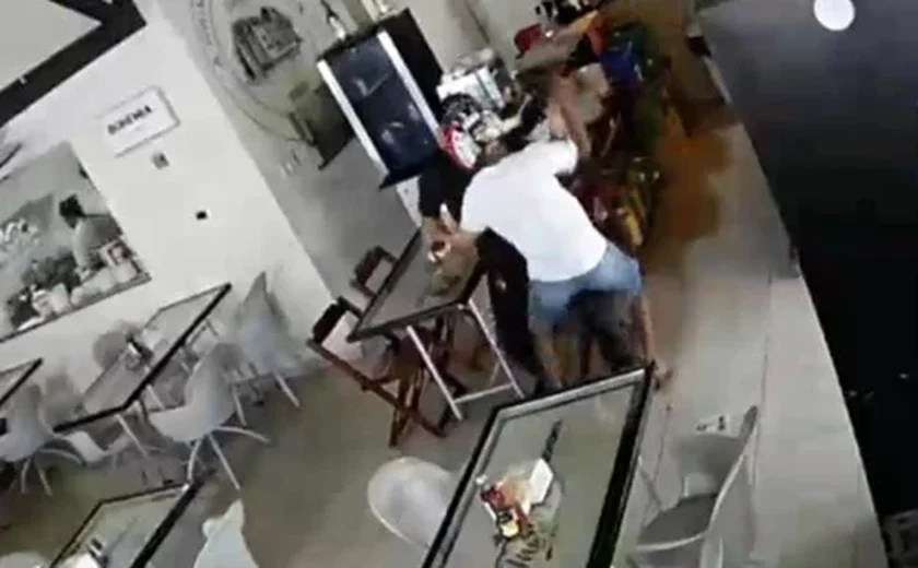 Garçom é esfaqueado durante assalto em restaurante em Maceió