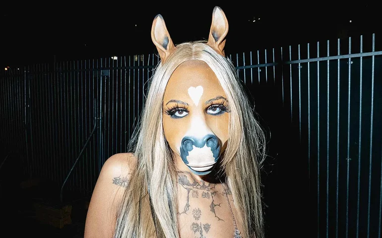 Therian no Lolla? Saiba quem é a DJ alemã que se identifica como 'metade cavalo, metade humana'