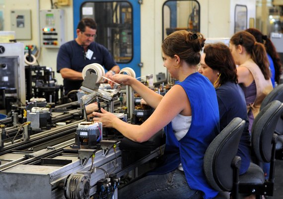 Horas trabalhadas na indústria recuam 1,6% em março, diz CNI