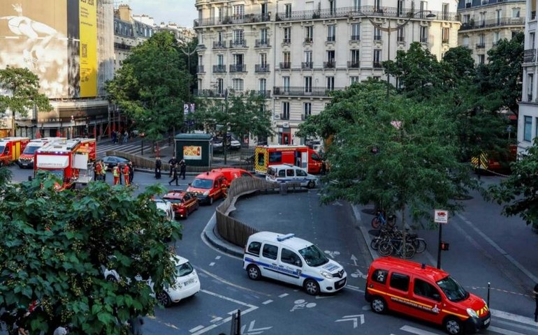 Motorista bêbado invade calçada de café em Paris, mata um cliente e deixa três em estado grave; veja vídeo