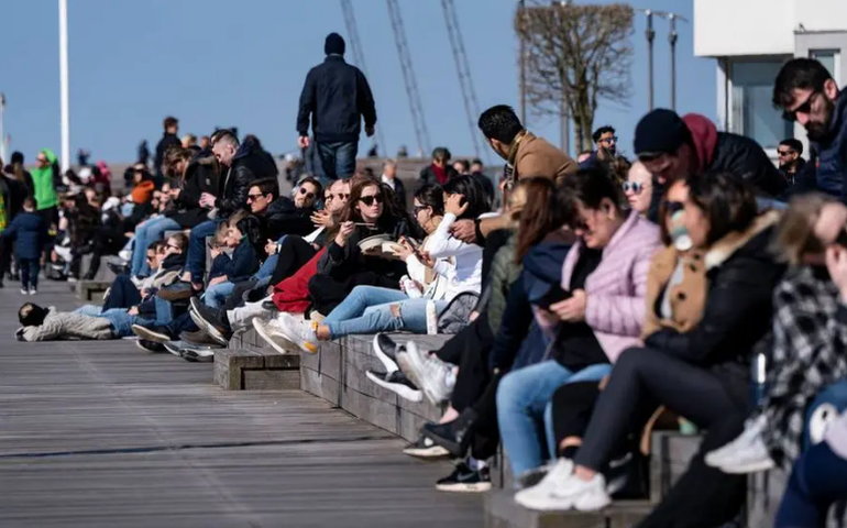 Com pressão interna e mais de mil mortos, Suécia agora discute bloqueios