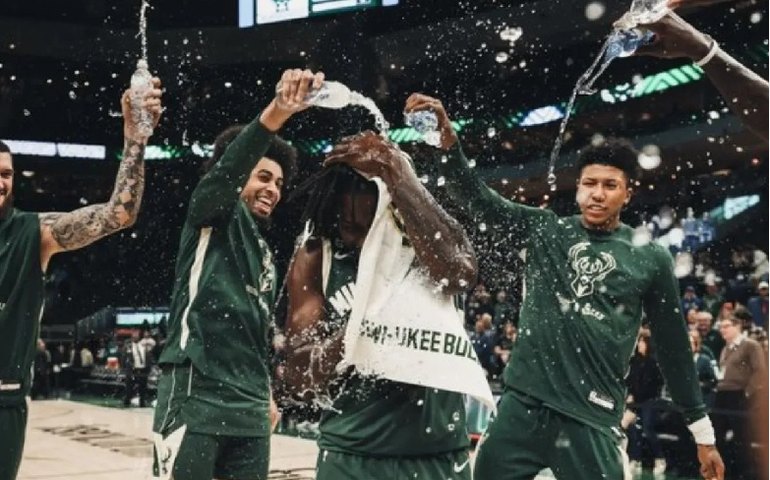 Bucks sofrem, mas vencem desfalcado Boston Celtics em duelo de líderes na NBA