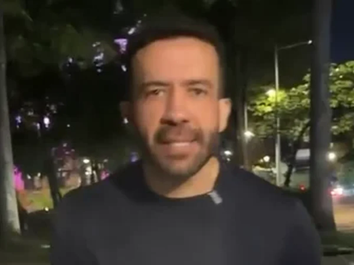 “O corte é em você”: Janones acusa Flávio Bolsonaro de querer cortar Bolsa Família, aposentadorias, BPC, SUS e direitos trabalhistas para economizar R$ 250 bilhões “O corte é em você”: Janones acusa Flávio Bolsonaro de querer cortar Bolsa Família, aposentadorias, BPC, SUS e direitos trabalhistas para economizar R$ 250 bilhões