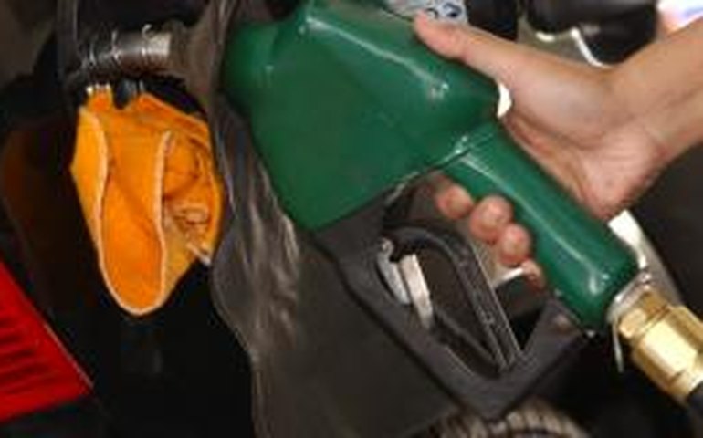 Petrobras reduz preço da gasolina nas refinarias em 3,2%