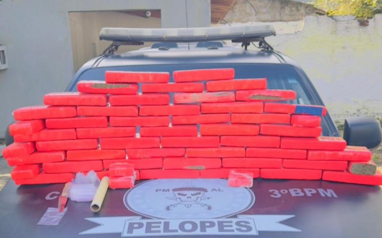 Polícia Militar cumpre mandado de prisão e apreende mais de 50 tabletes de maconha