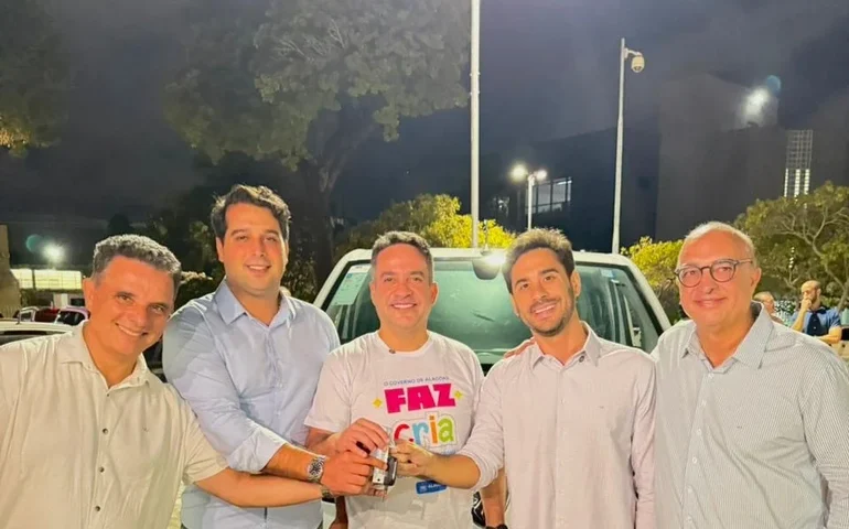 Prefeito de Santana do Mundaú recebe furgão para PAA