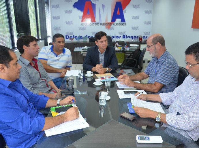 AMA, CONISUL e COSEMS debatem saúde e convocam Prefeitos e Estado