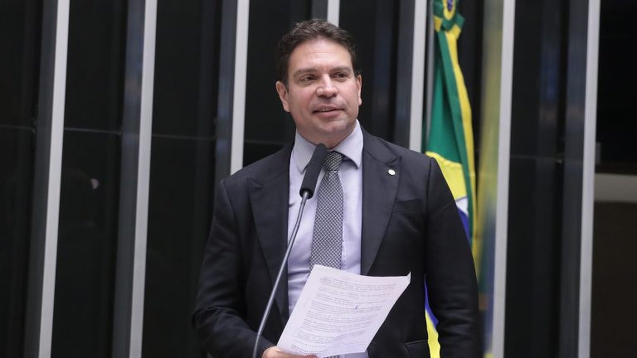 Alexandre de Moraes ordena prisão de Ramagem após viagem aos EUA