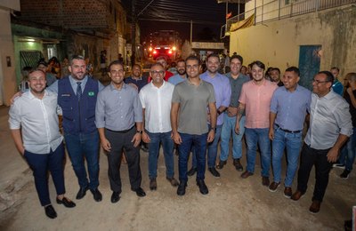 Prefeito JHC vistoria pavimentação da Avenida Gama Lins, abandonada por antigas gestões
