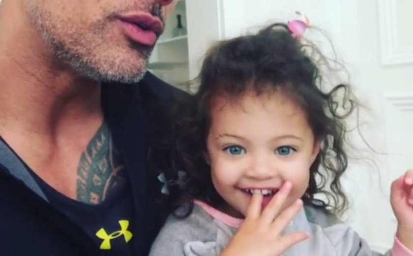 Dwayne Johnson ensina filha de dois anos a dizer &#8216;girl power&#8217;