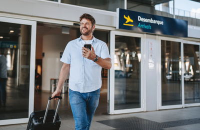 Brasileiros estão viajando mais de avião e pagando mais barato por passagens
