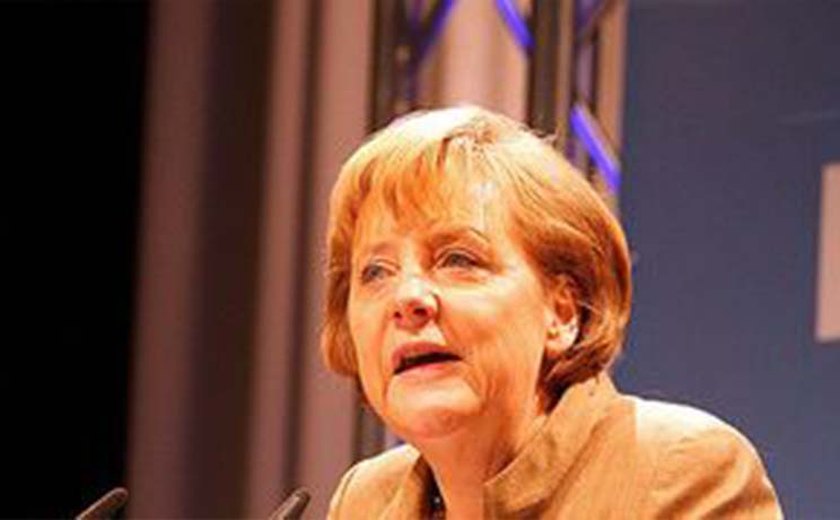 Angela Merkel e François Hollande tentam travar crise migratória