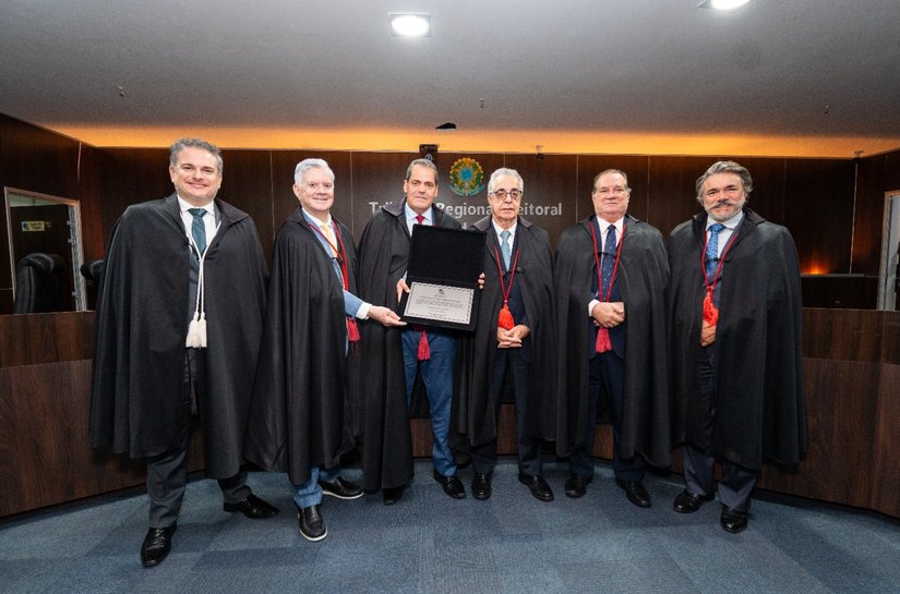 Desembargador eleitoral Sóstenes Alex de Andrade participa  da última sessão presencial no TRE/AL