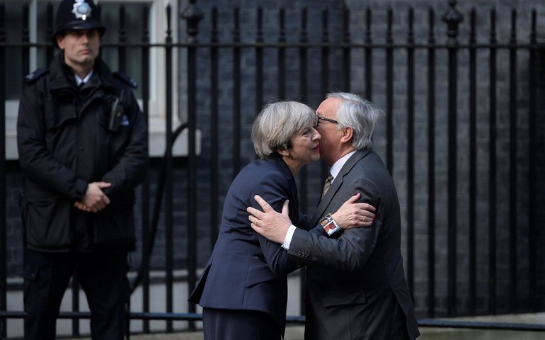 Premiê britânica May tenta atenuar ambiente com União Europeia antes de negociações do Brexit
