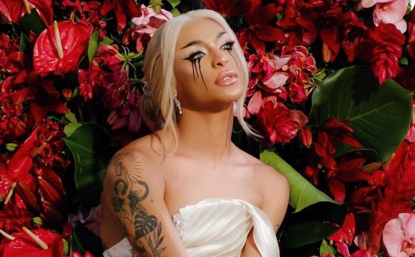 Pabllo Vittar faz participação em show de Karol G em SP e leva tombo no palco