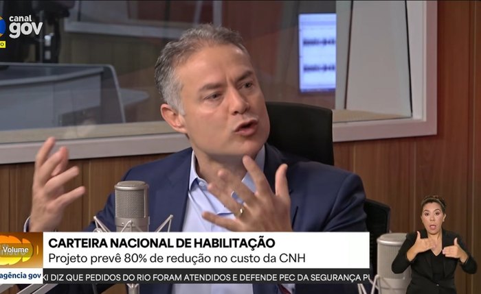 Renan Filho durante entrevista