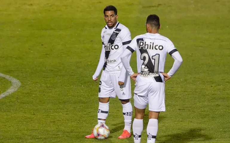 Ponte Preta leva multa após ser punida por gritos homofóbicos contra o São Paulo
