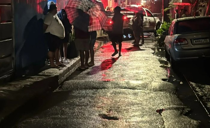 Homem é morto a tiros por criminosos encapuzados em Maceió Homem é morto a tiros por criminosos encapuzados em Maceió