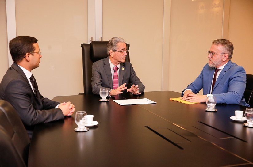 Presidente Fábio Bittencourt recebe representantes da Arpen/AL