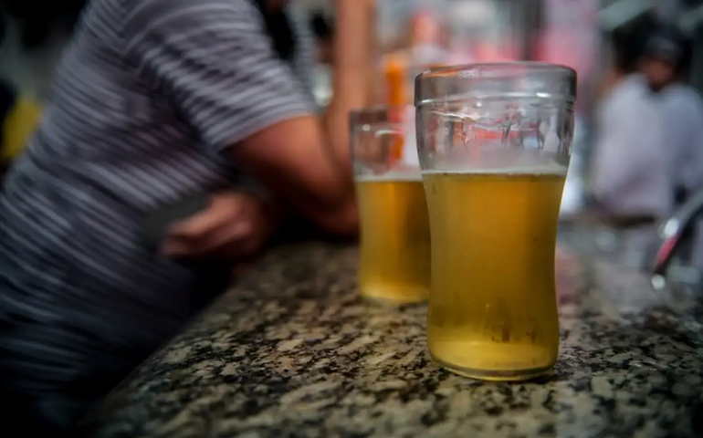 Caminhão carregado de cerveja derruba carga; população tenta saquear as bebidas