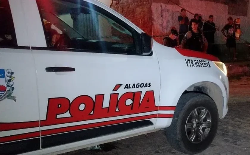 Homem é preso após ameaçar cortar as pernas da própria mãe em AL