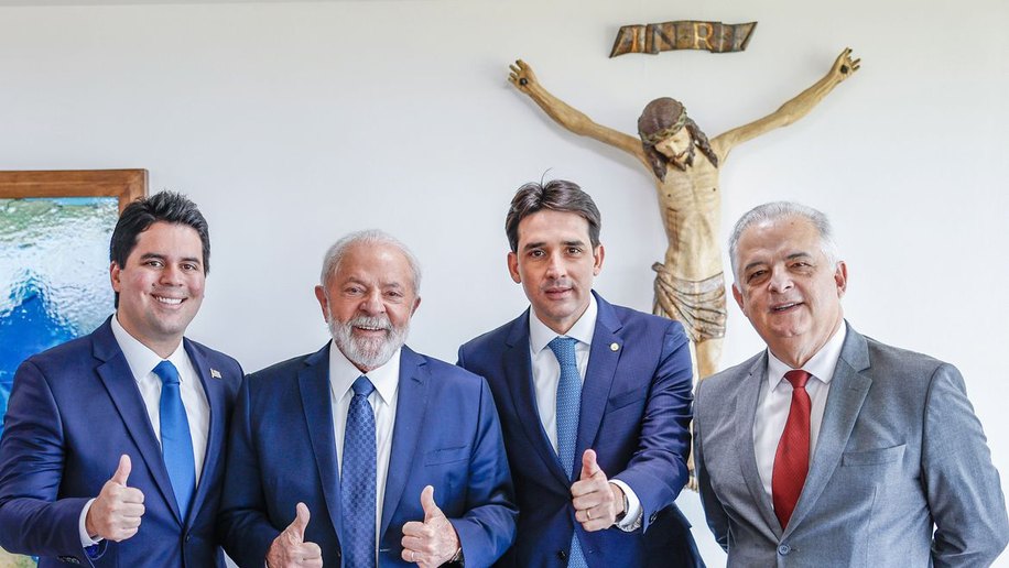 Lula dá posse a três ministros e cria ministério para pequena empresa