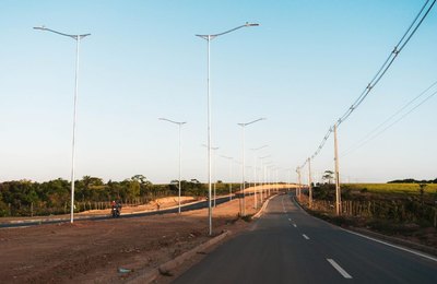 Prefeitura avança com instalação de postes na Rota do Mar