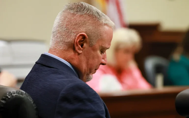 Alegações iniciais apresentadas no julgamento do pai de um suspeito de um tiroteio em uma escola de ensino médio na Geórgia