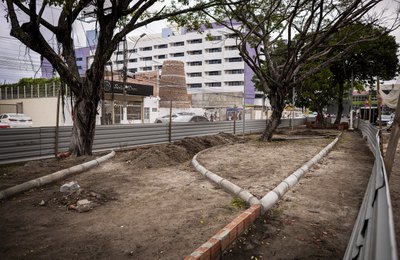 Prefeitura revitaliza canteiro para criar espaço de convivência na Pajuçara