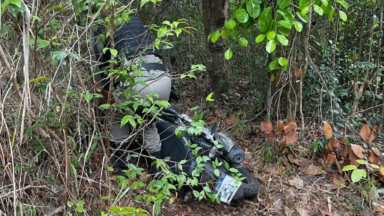 Polícia Militar detém suspeito de tráfico e recupera motocicleta