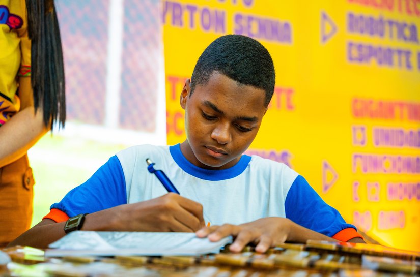 Alunos e educadores da Semed lançam livros em mais um dia de Bienal
