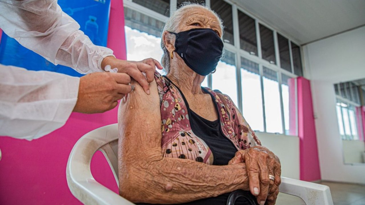 Alagoas recebe mais doses de vacina e estenderá imunização para idosos com 78 anos